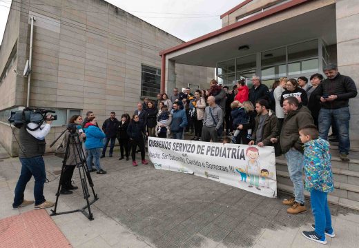 Varias familias da comarca concéntranse en San Sadurniño para esixir a restitución do servizo de pediatría